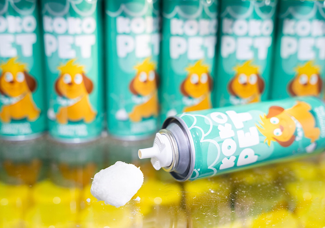 Espuma para limpar cocô chama atenção em evento pet