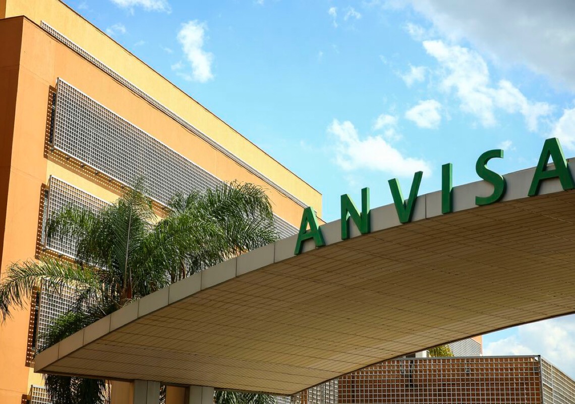 Anvisa proíbe uso de lotes de substância que contaminou petisco canino