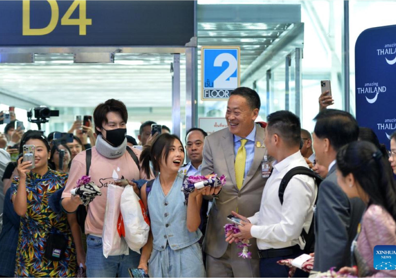 Primeiro-ministro tailandês saúda a chegada de turistas chineses no primeiro dia de isenção de visto