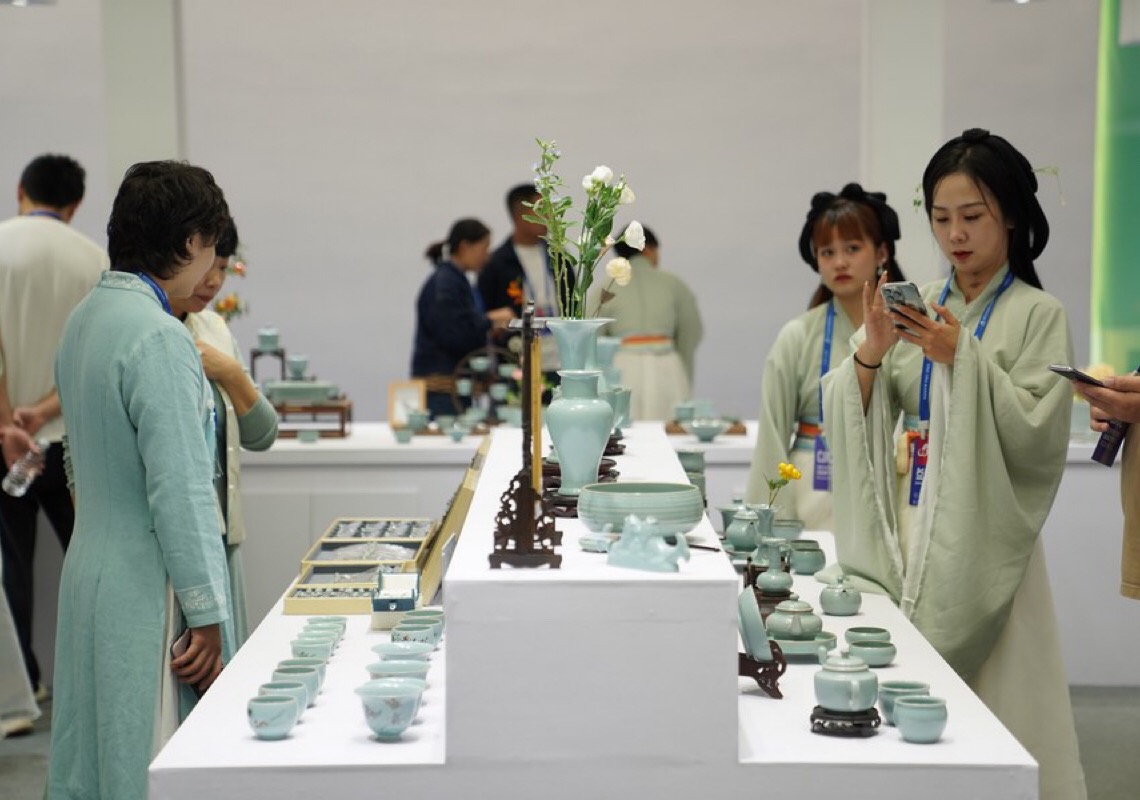 Exposição internacional de cerâmica é inaugurada na "capital da porcelana" da China
