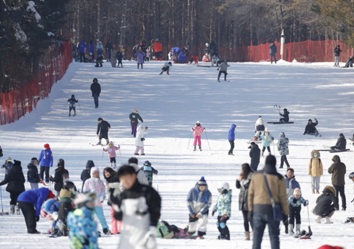 Estâncias de esqui da província de Jilin dão as boas-vindas à nova temporada de neve