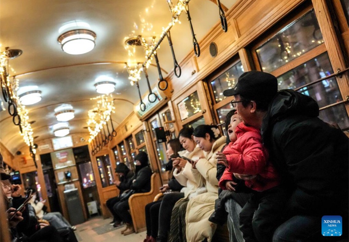 Liaoning: elétricos decorados com luzes atraem turistas em Dalian