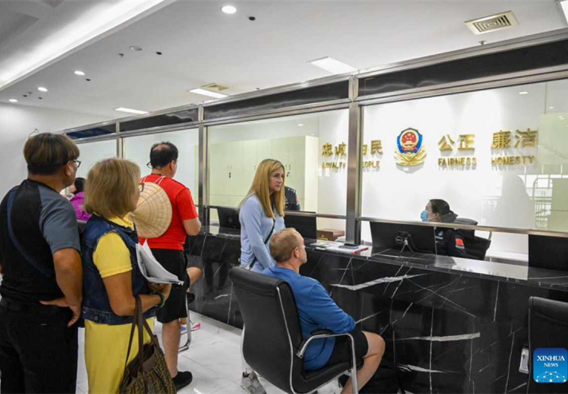 Navio de cruzeiro internacional com mais de 1.800 turistas a bordo chega a Tianjin