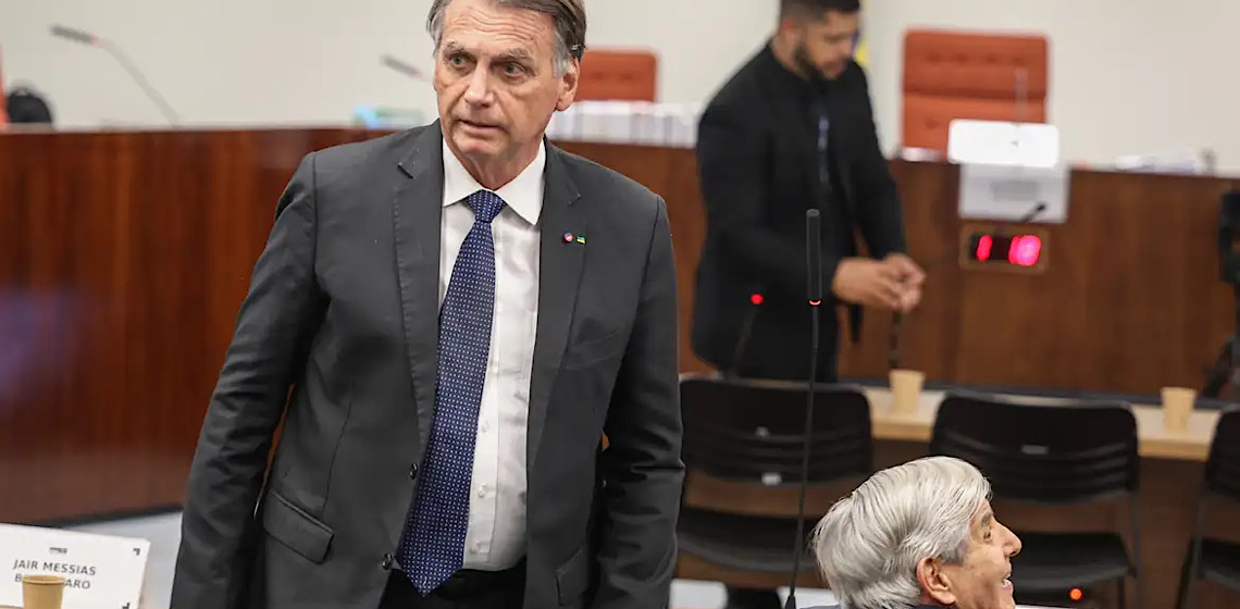 Bolsonaro vai além de versão da defesa ao admitir estudo de 