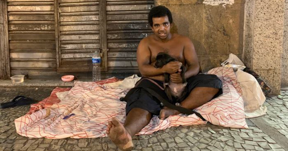População de rua teme fome durante pandemia.  Nas favelas, falta de água preocupa