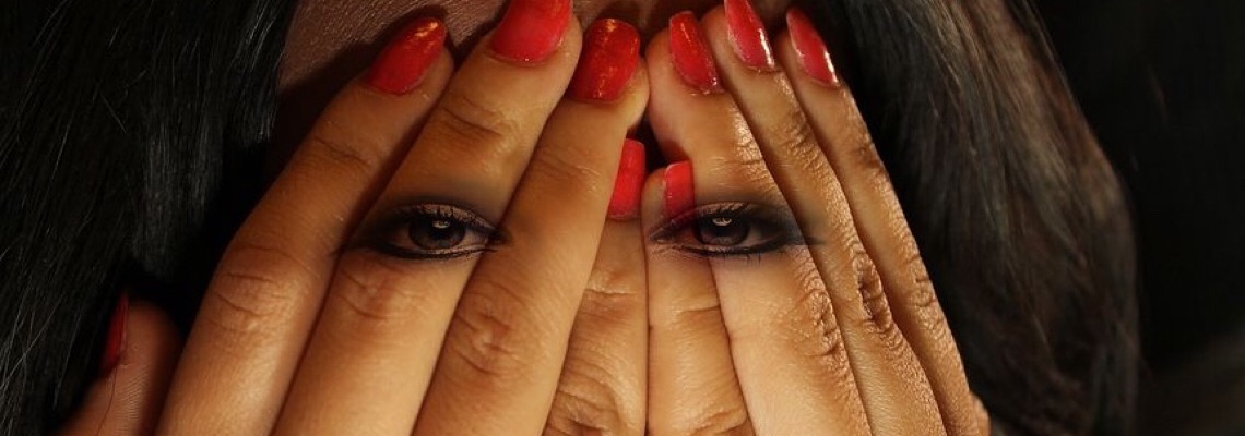 França colocará vítimas de violência doméstica em hotéis após aumento de casos durante quarentena