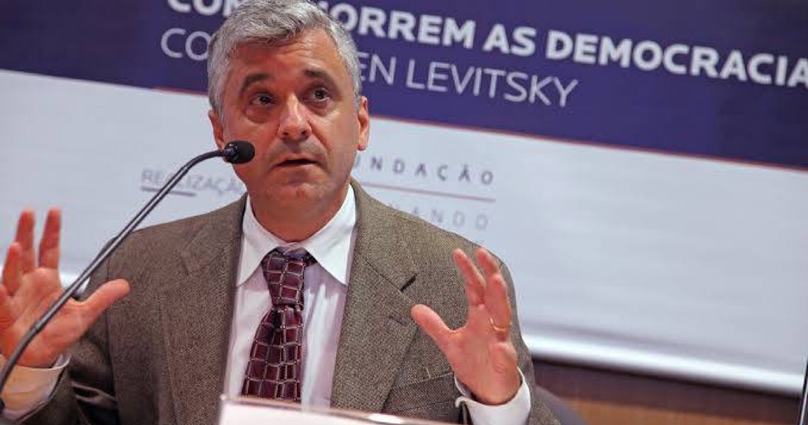 Autor de “Como as democracias morrem” se diz assombrado com ações de Bolsonaro