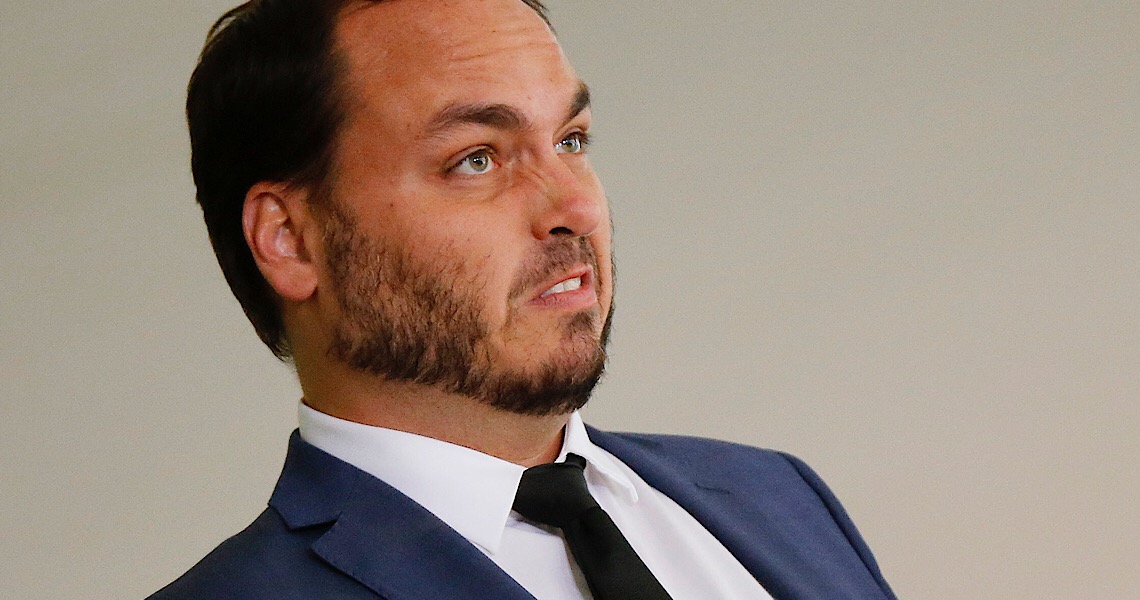 Petista vai à Justiça para afastar Carluxo de 'gabinete' no Planalto