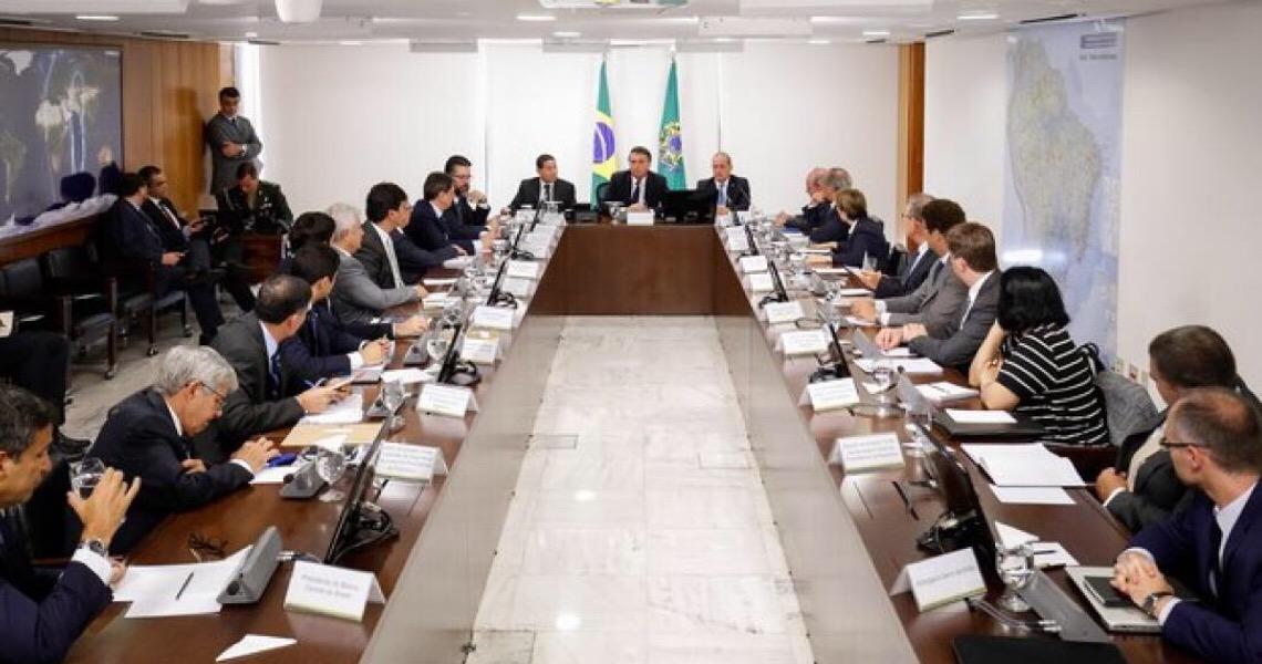 Bolsonaro ia demitir o ministro da Saúde, mas foi obrigado a recuar na última hora