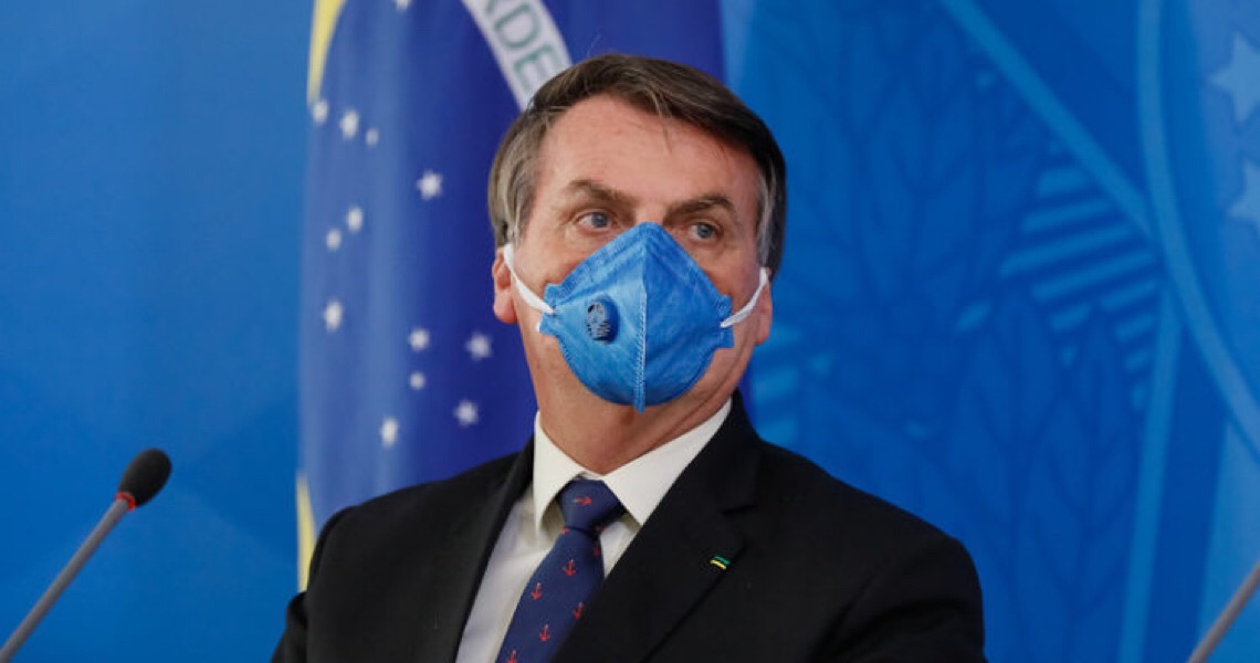 Acuado, Jair Bolsonaro faz o que sempre fez