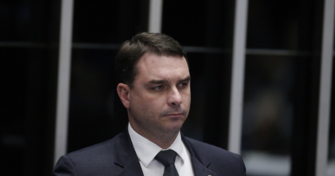 Ministro do STJ nega suspender investigação de ‘rachadinha’ de Flávio Bolsonaro