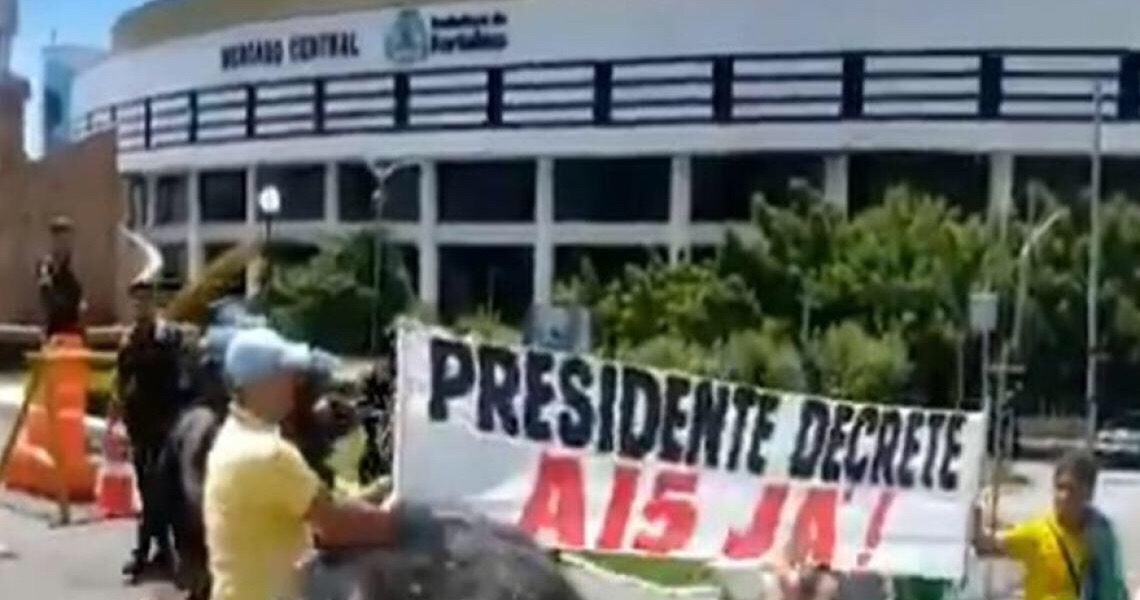 'Esses políticos têm que entender que estão submissos à vontade do povo brasileiro', diz Bolsonaro