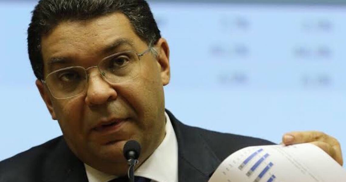 'Temos que escutar área da saúde', e não economistas, diz secretário do Tesouro brasileiro