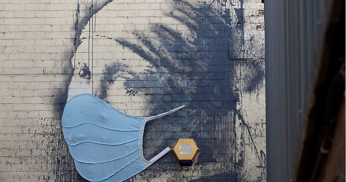 Obra de Banksy ganha máscara facial contra o coronavírus