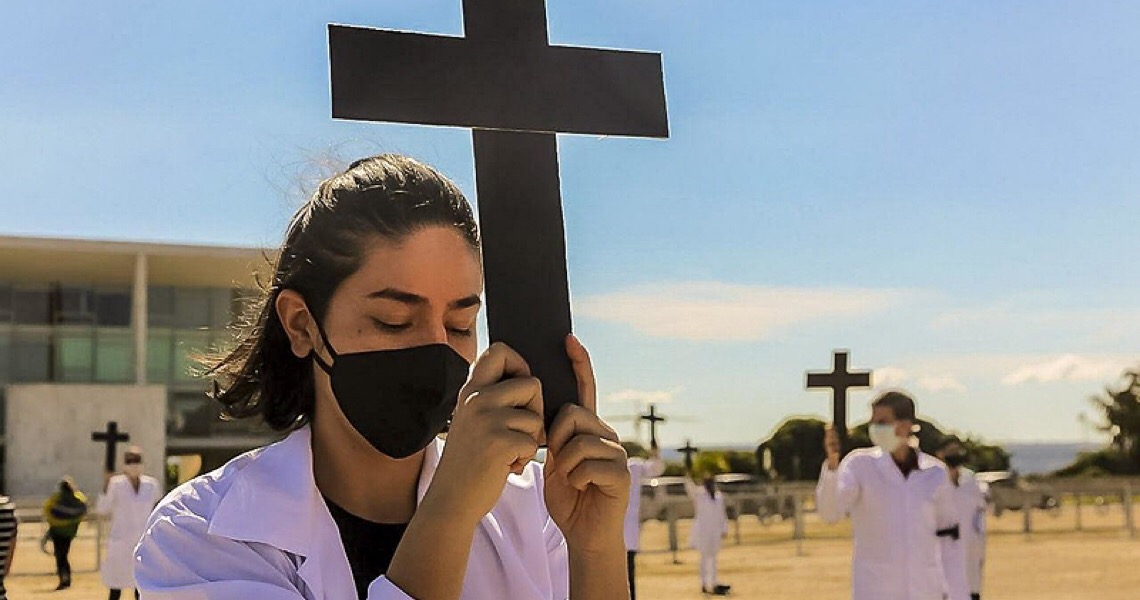 Vídeo: Enfermeiros homenageiam vítimas da Covid-19 e são hostilizados no DF