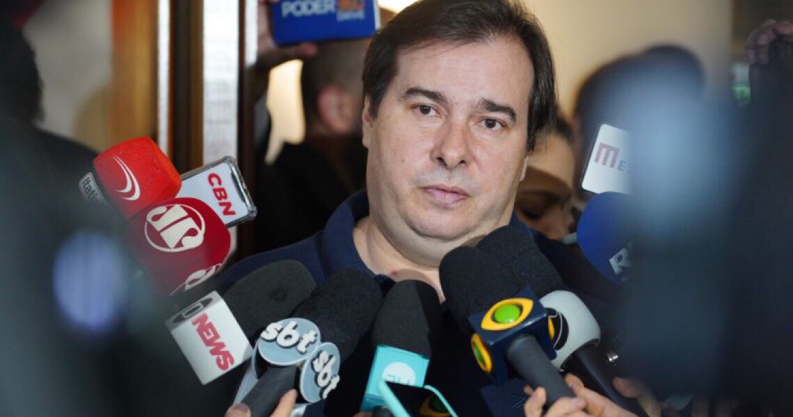 O que significa silêncio de Rodrigo Maia em meio à crise de Bolsonaro com STF?