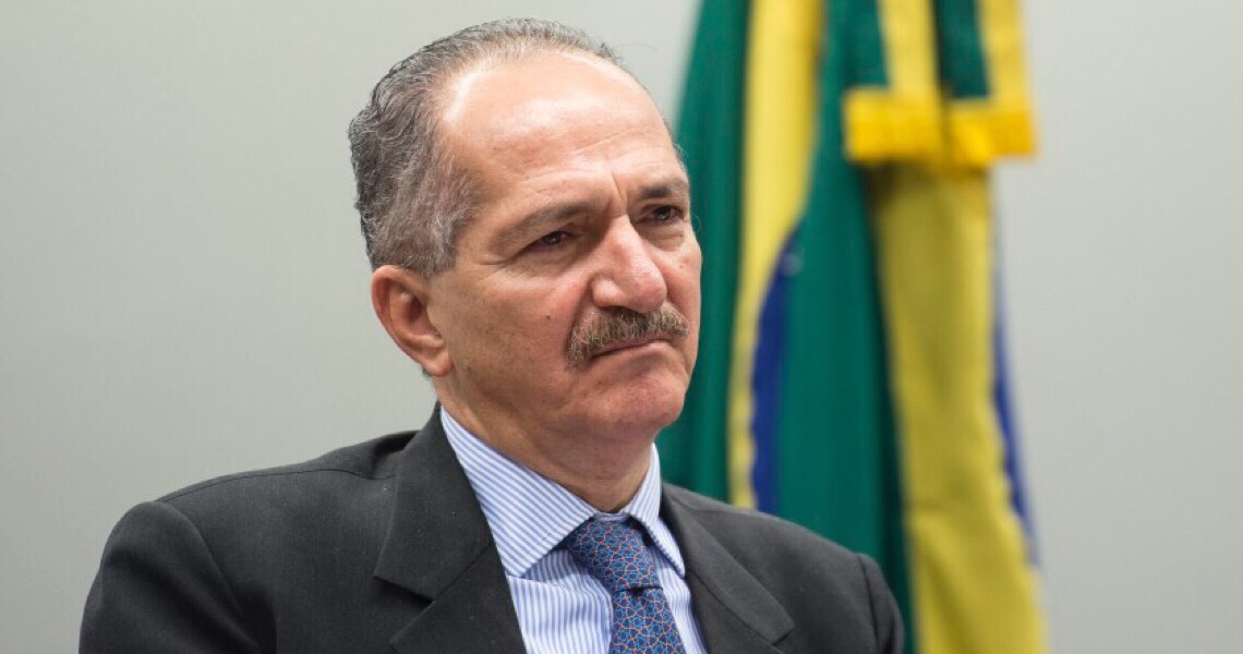 “Atormentado, Bolsonaro não tem apoio militar para golpe”, diz ex-ministro