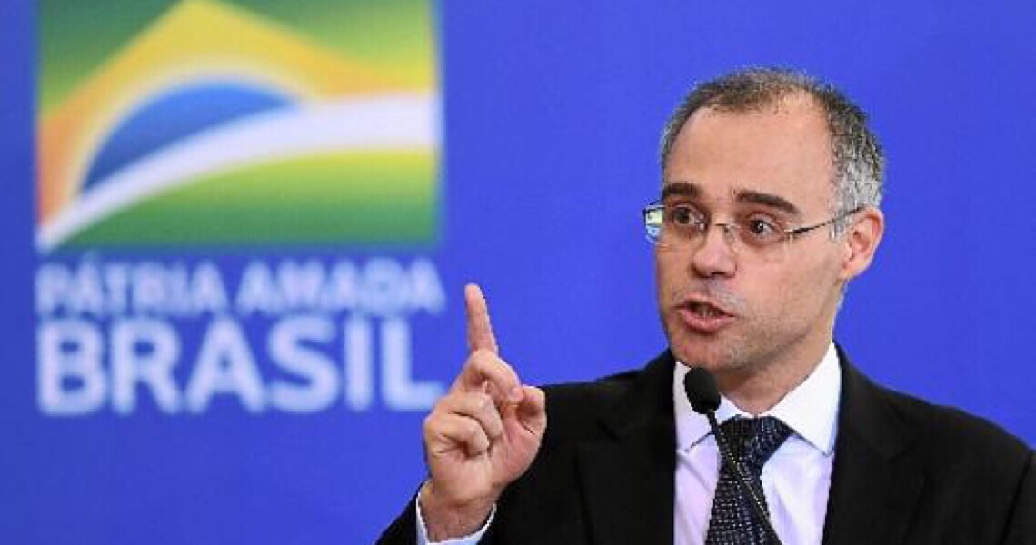 Deletando Moro. Para Bolsonaro, ex-juiz é candidato