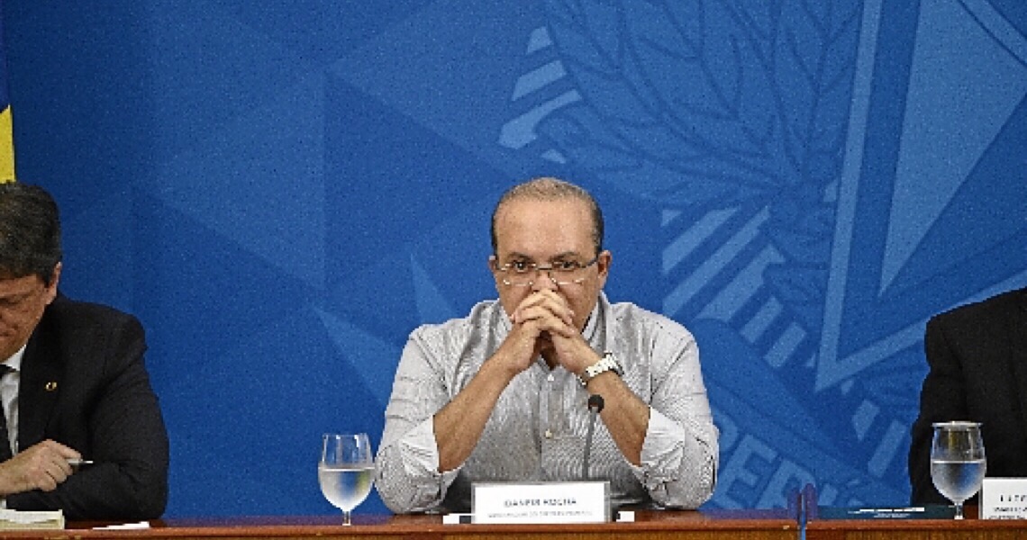 Muitos fatores influenciaram Ibaneis Rocha a adiar abertura do comércio no DF