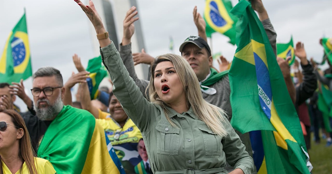 Manifestantes furam quarentena e protestam a favor de Bolsonaro