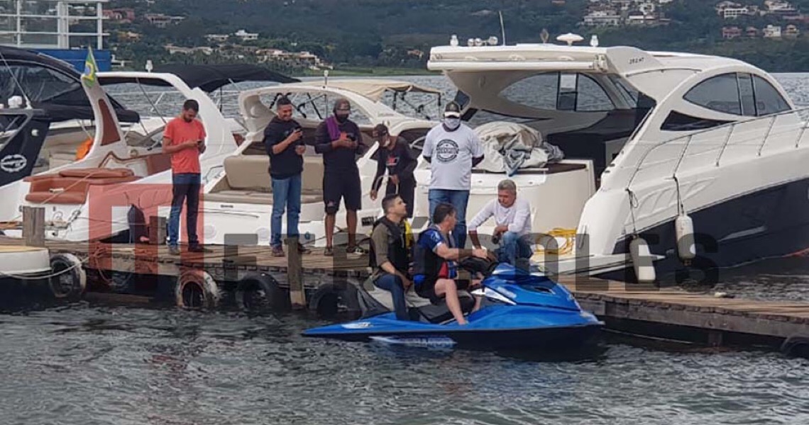 Depois do churrasco fake, Jair Bolsonaro curte jet ski no Paranoá