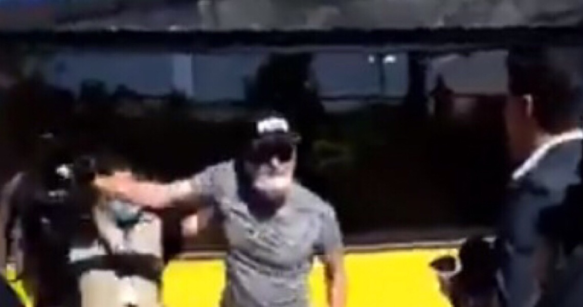 Jornalistas arriscam a vida na crise do coronavírus em meio a demissões, cortes de salário e agressões do presidente