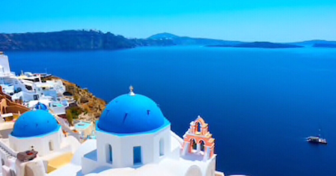 Grécia volta às praias com onda de calor; guarda-sóis ficam distantes