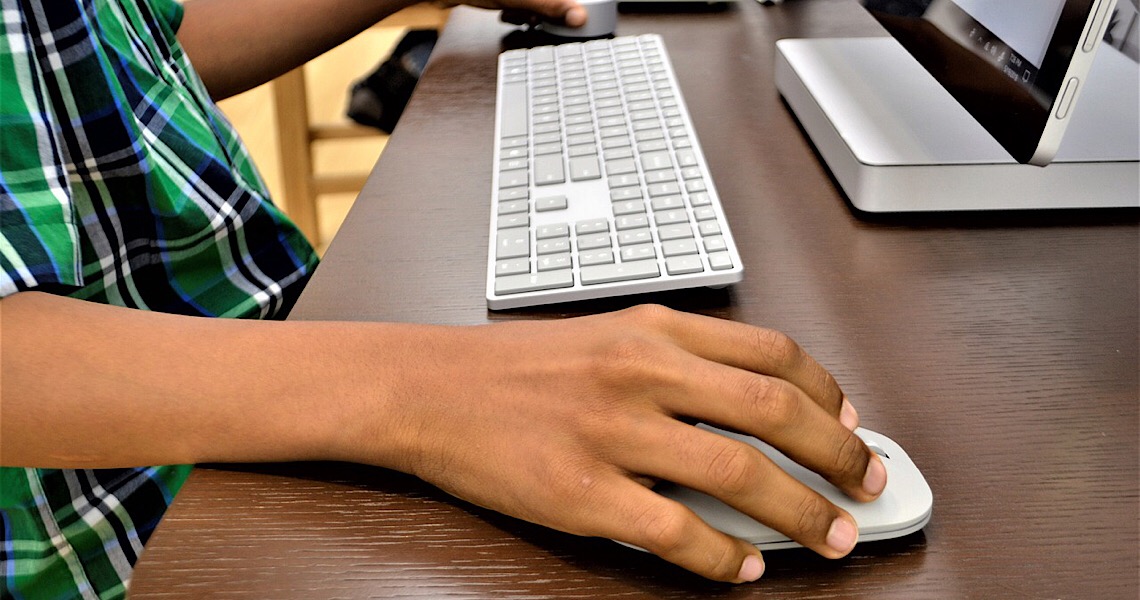 Aluno de 17 anos cria monitor de covid-19 e recusa oferta de US$ 8 milhões