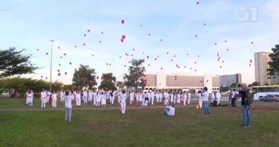 Em homenagem aos mortos pela Covid-19, artistas se reúnem no centro de Brasília