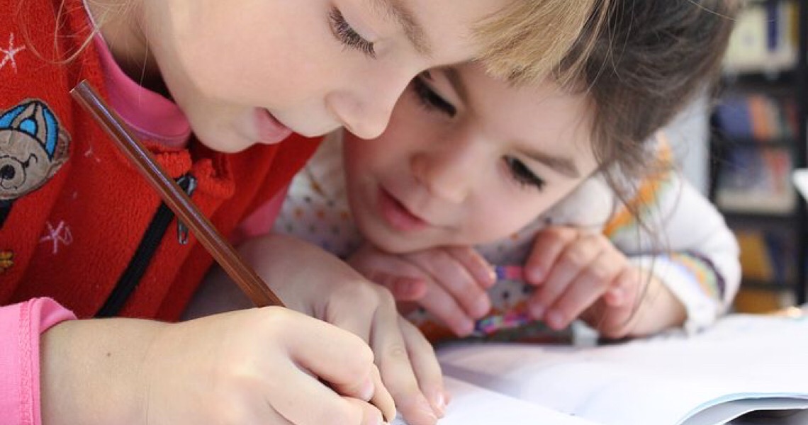 Com pandemia e crise, famílias trocam colégios particulares por escolas públicas