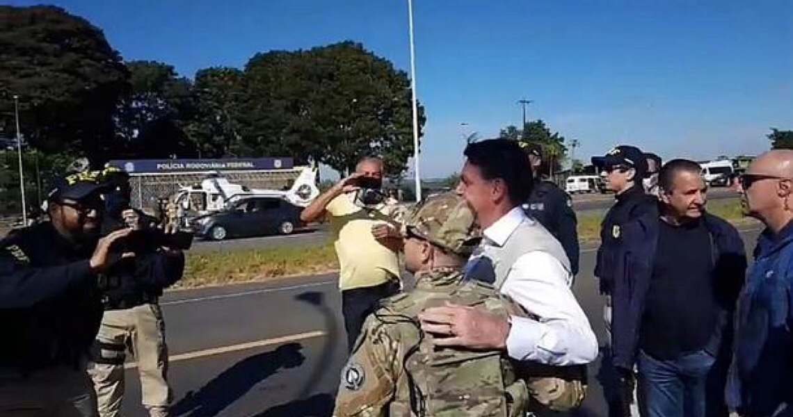 Bolsonaro ignora proteção contra covid em visita à cidade no interior de Goiás