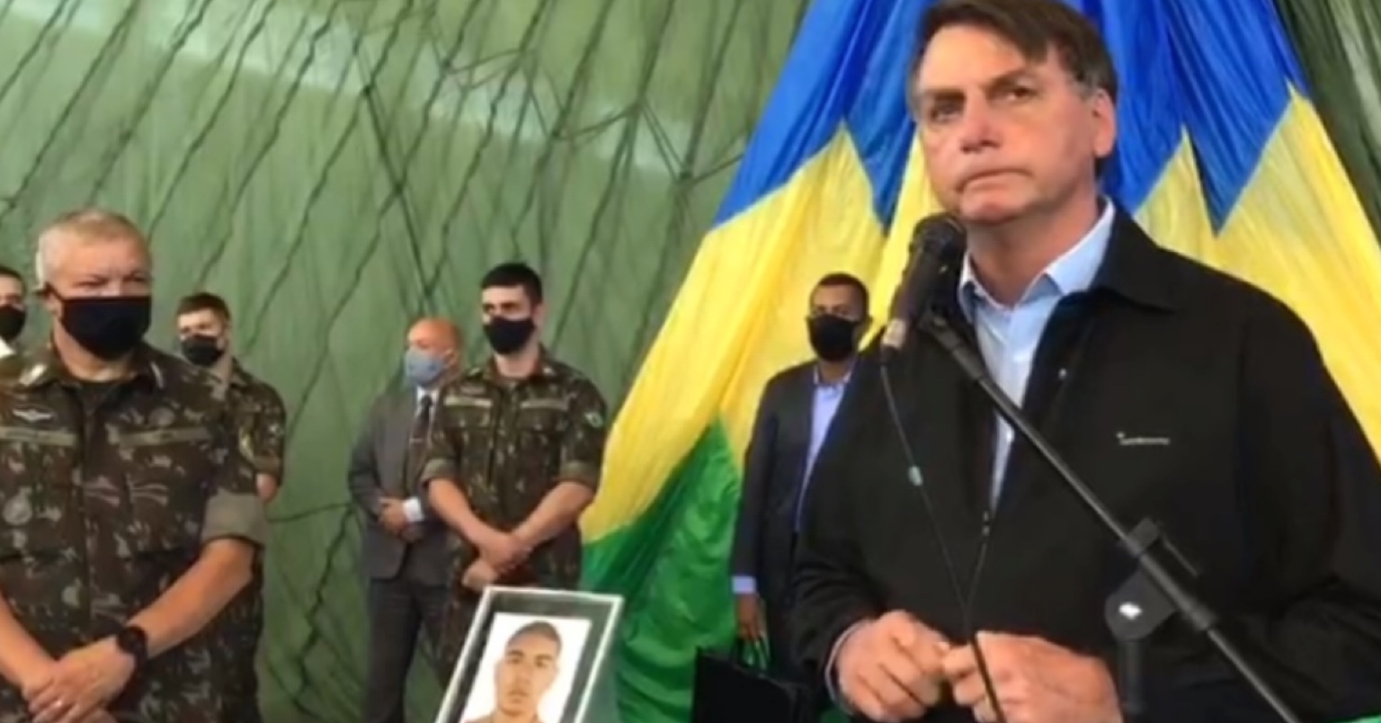 Em velório, Bolsonaro diz que missão das Forças Armadas é defender a democracia