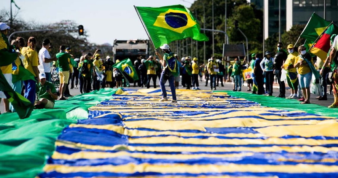 Incluindo manuseio de armas, extremistas treinam em campo de futebol no centro de Brasília