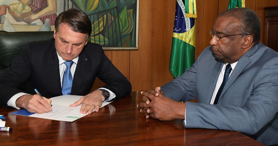 Jair Bolsonaro aceita pedido de demissão de Decotelli