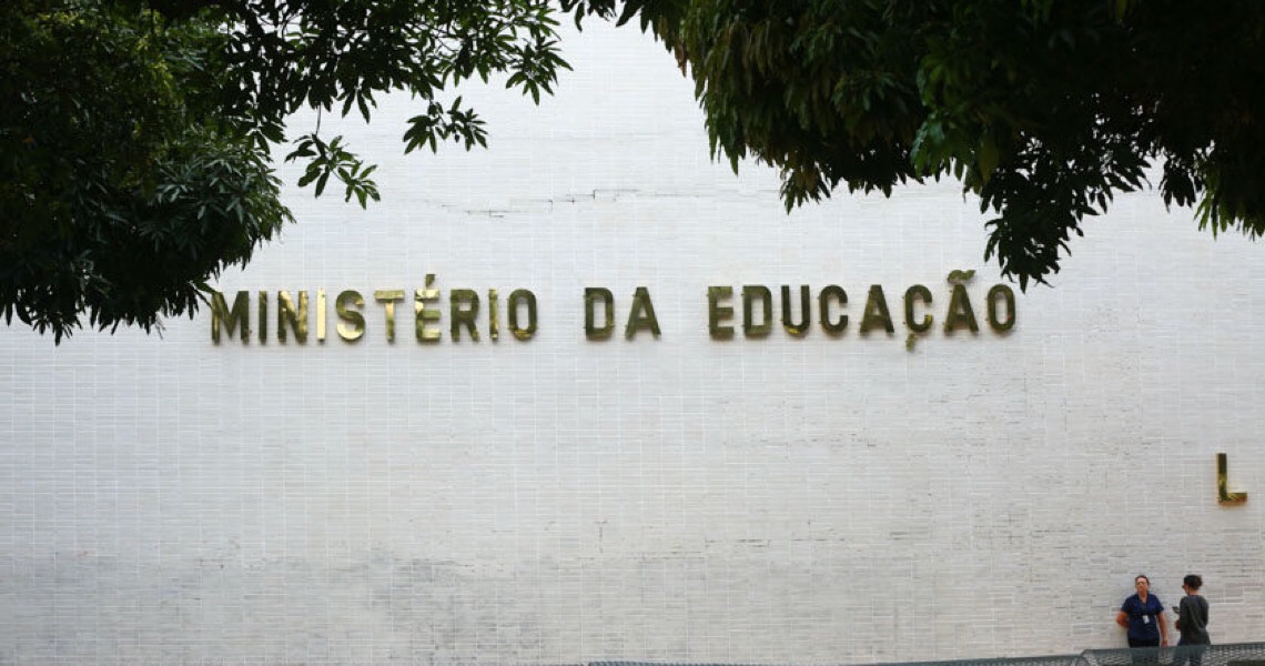 Tirar criança da escola é crime, mas pandemia justifica, dizem juristas consultados