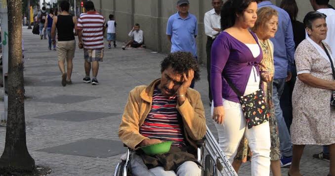 Pandemia segue descontrolada no Brasil e reabertura é um erro, afirmam médicos