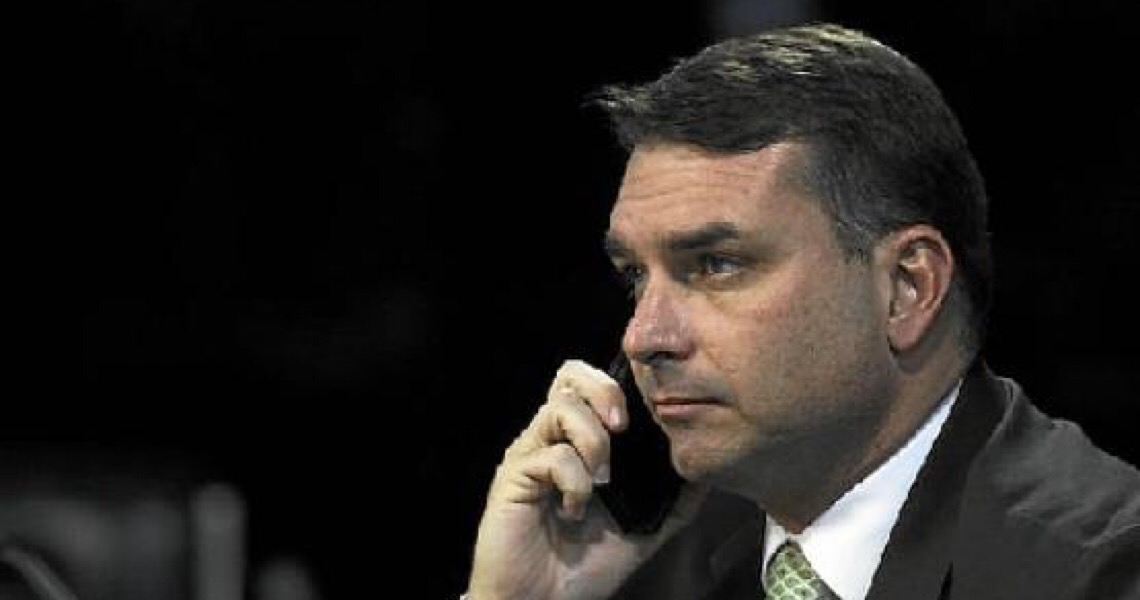 Senador Flávio Bolsonaro parte para cima de seu suplente no Senado