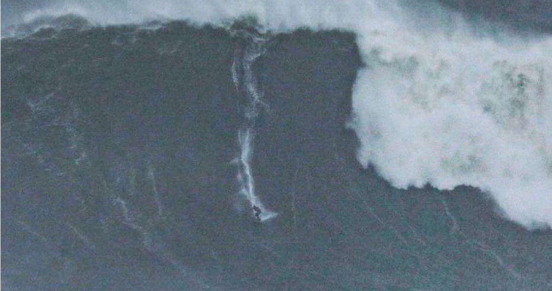 Brasileiro pode bater recorde mundial após surfar onda gigante em Nazaré