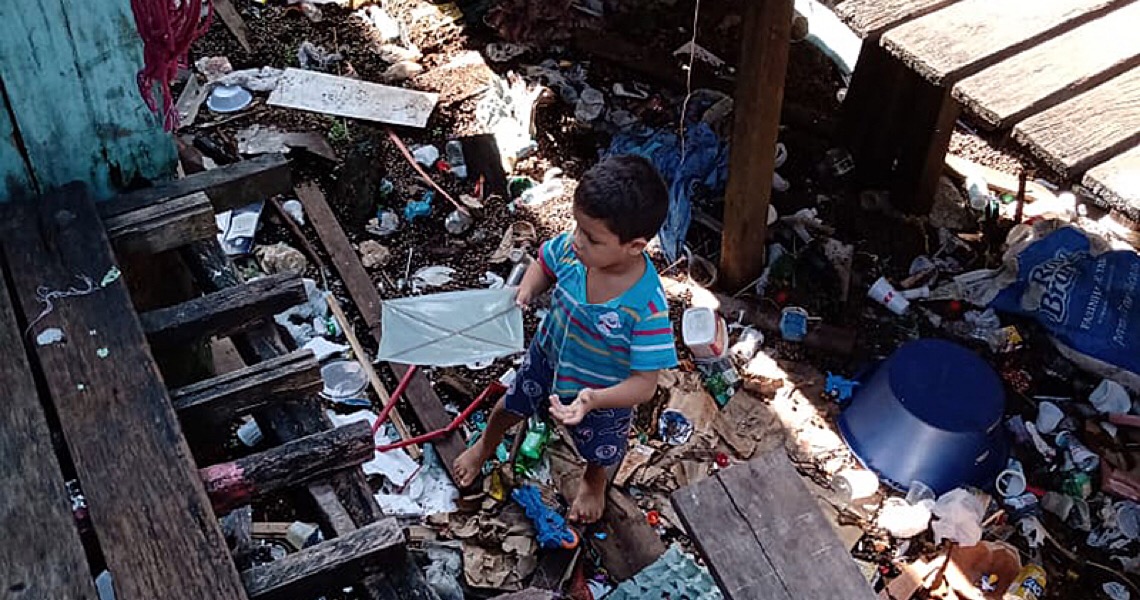 Como vivem os moradores de uma das maiores favelas de palafitas do Brasil