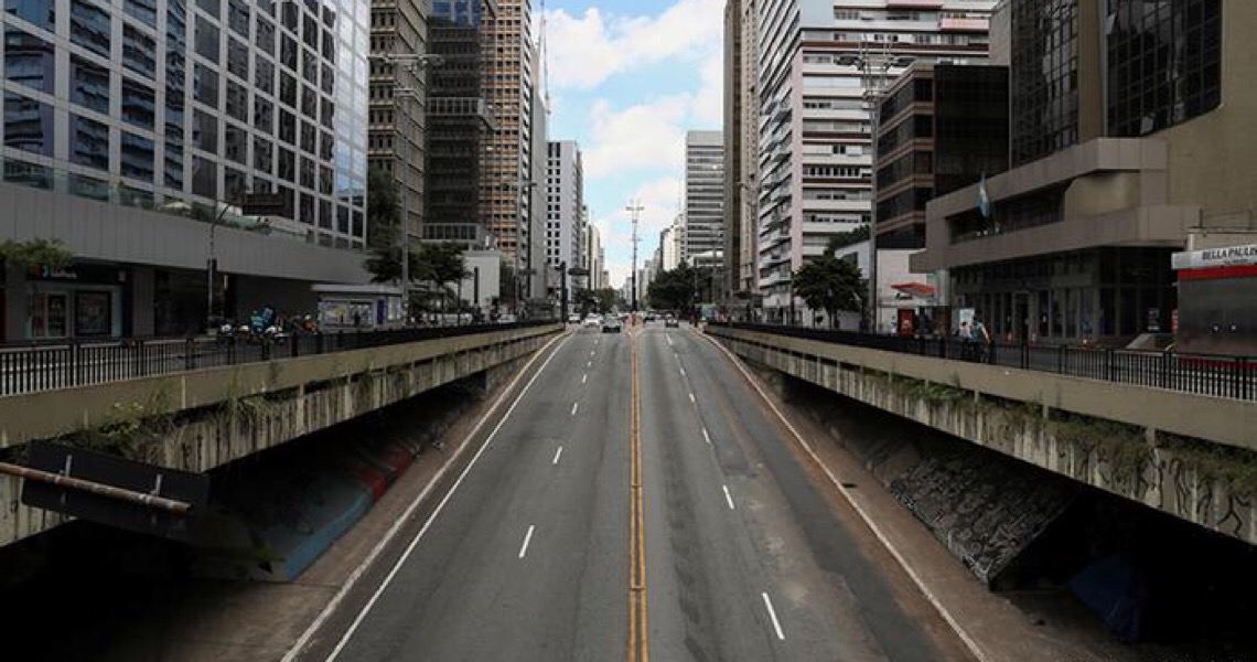 Quarentena reduziu pela metade transmissão da covid-19 no Brasil, diz estudo