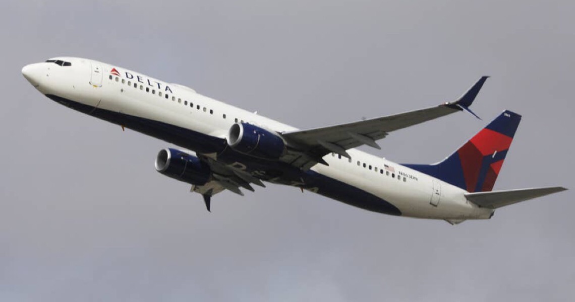 Um avião foi impedido de decolar após dois passageiros recusarem-se a usar máscaras