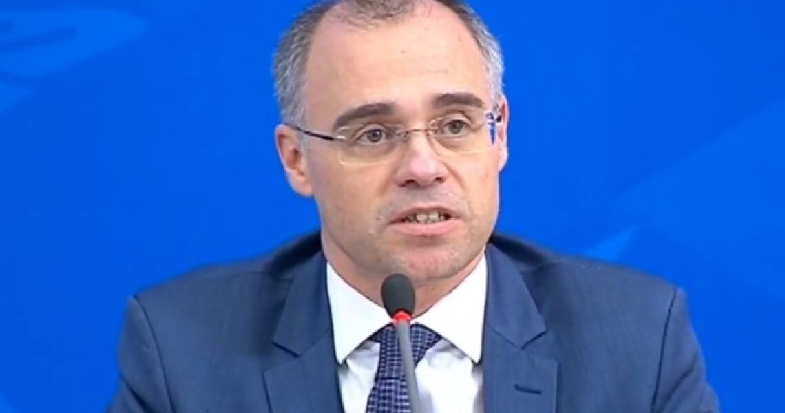 Pressionado, Mendonça promete compartilhar investigação sobre dossiê com Congresso
