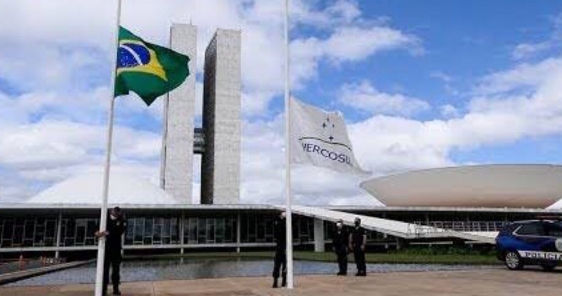 Congresso e STF decretam luto em homenagem aos 100 mil brasileiros mortos de Covid-19