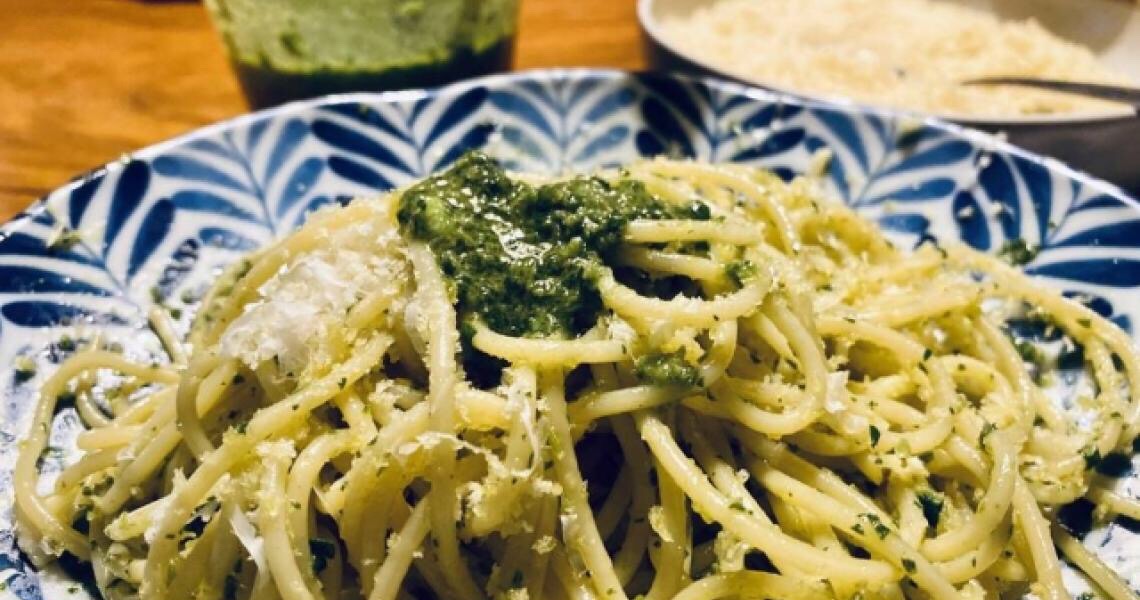 Espaguete com pesto de salsinha e anchova