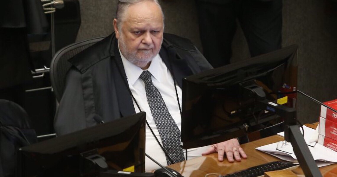 Fischer derruba prisão domiciliar de Queiroz e o manda de volta para cadeia