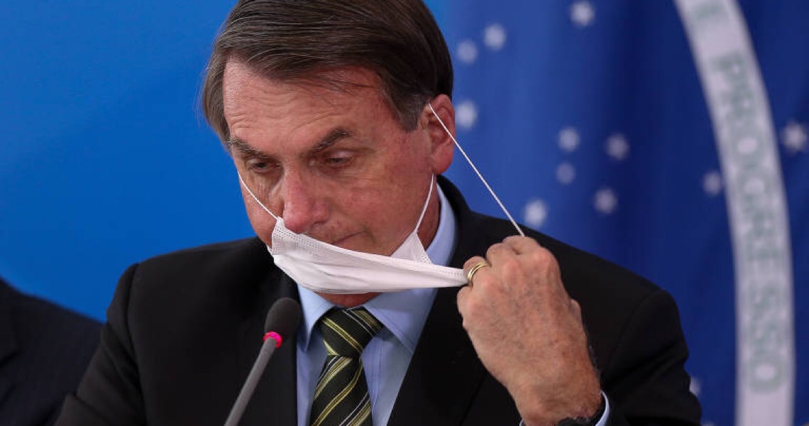 Bolsonaro rubrica novamente atestado de ignorância e diz que eficácia de máscaras é ‘quase nula’