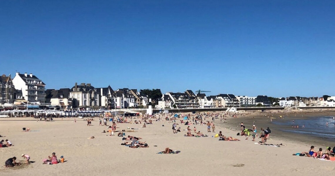 Ministro francês defende topless após queixa de mulheres