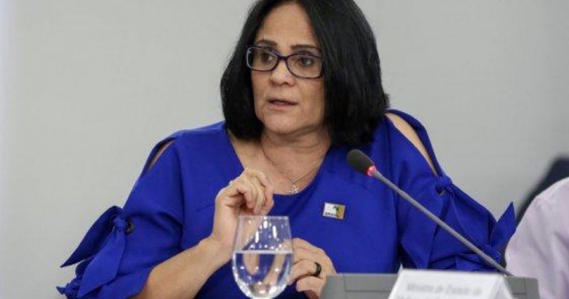Ao lado de Bolsonaro, Damares diz que Flordelis 'enganou todo mundo'