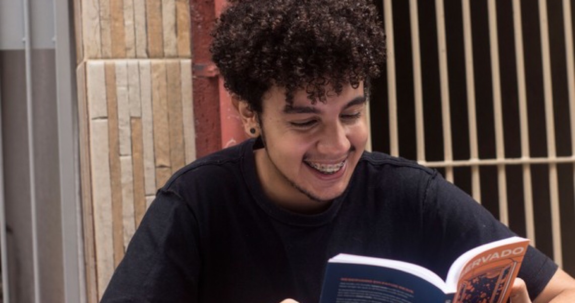 Quem é o jovem brasileiro que vendeu e autografou livro para o presidente de Portugal