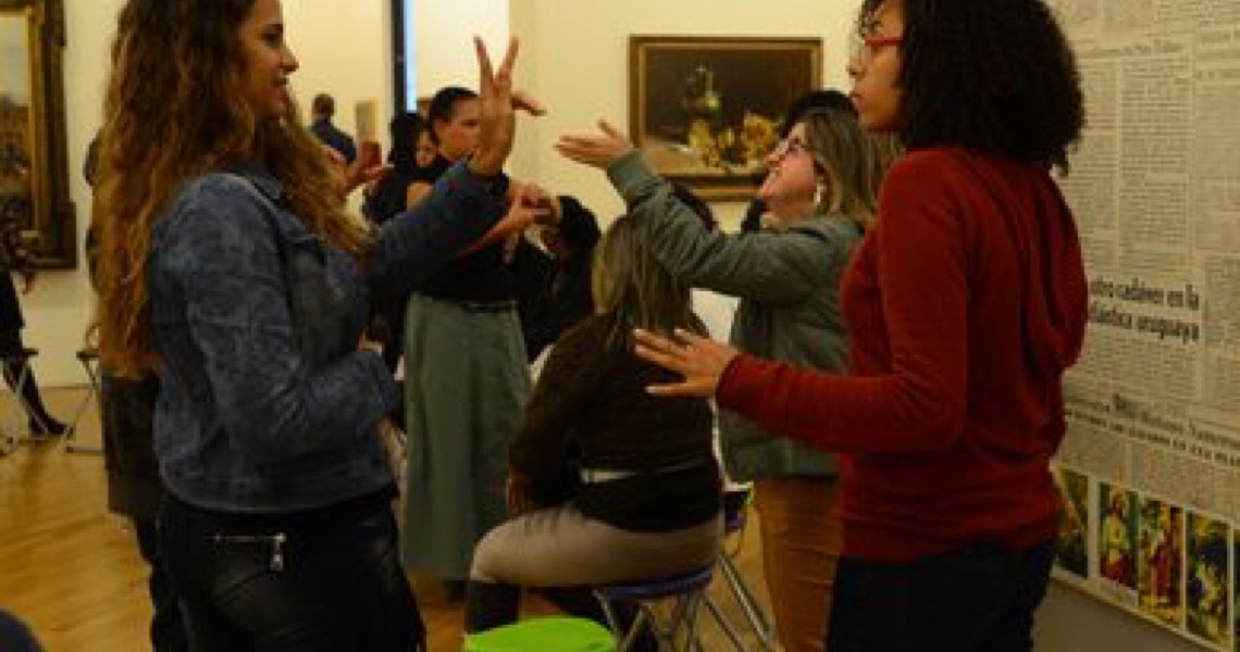 Jovens surdos e intérpretes buscam ar da inclusão